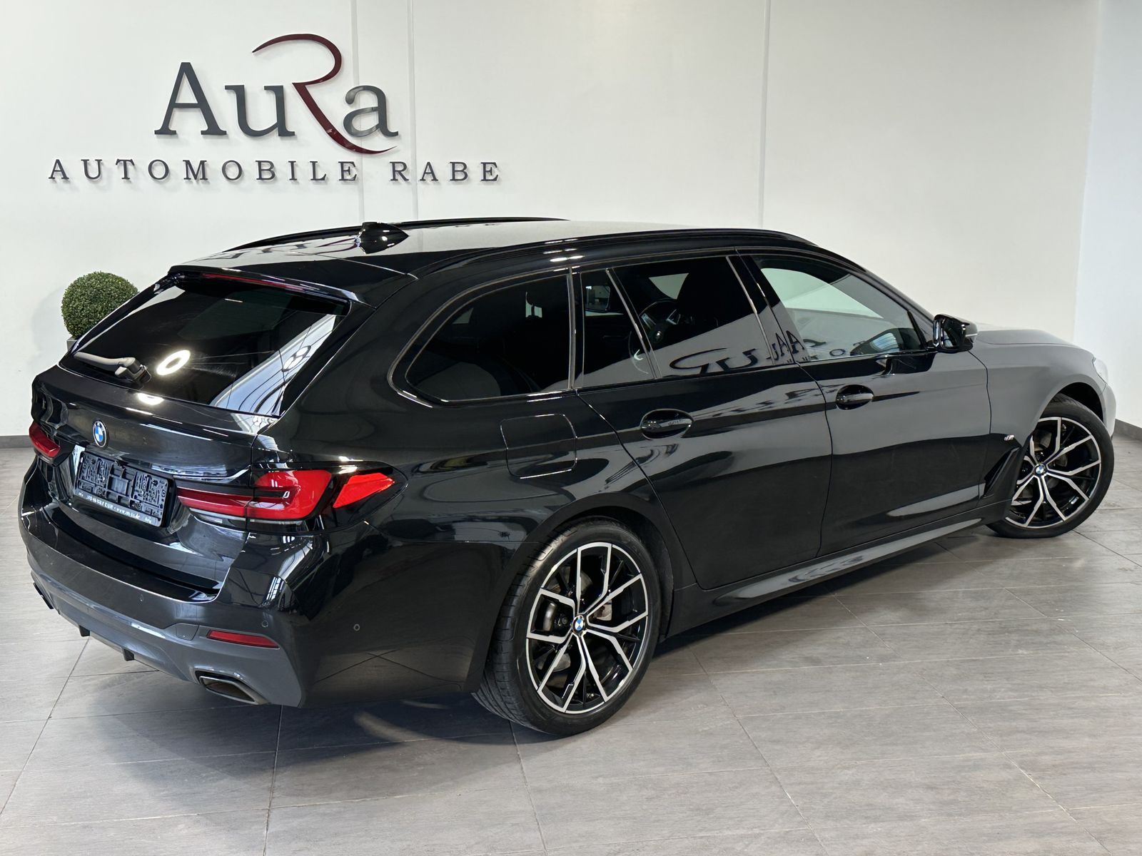 Fahrzeugabbildung BMW 520d Touring M-Sport NAV+LED+KAMERA+HIFI+19ZO+PP
