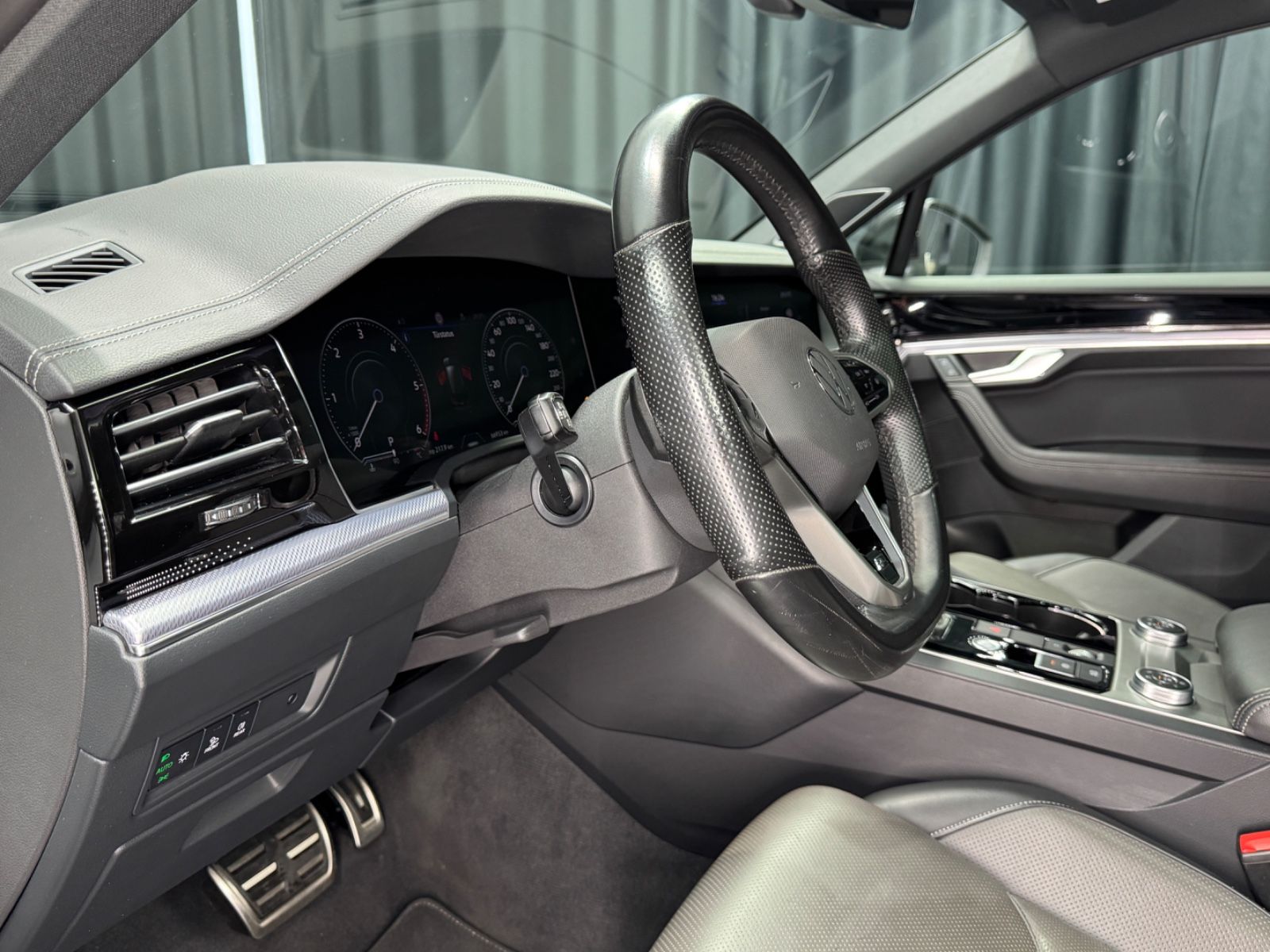 Fahrzeugabbildung Volkswagen Touareg 4.0 V8 TDI RLine|4Motion|MASSAGE|AHK|DYN