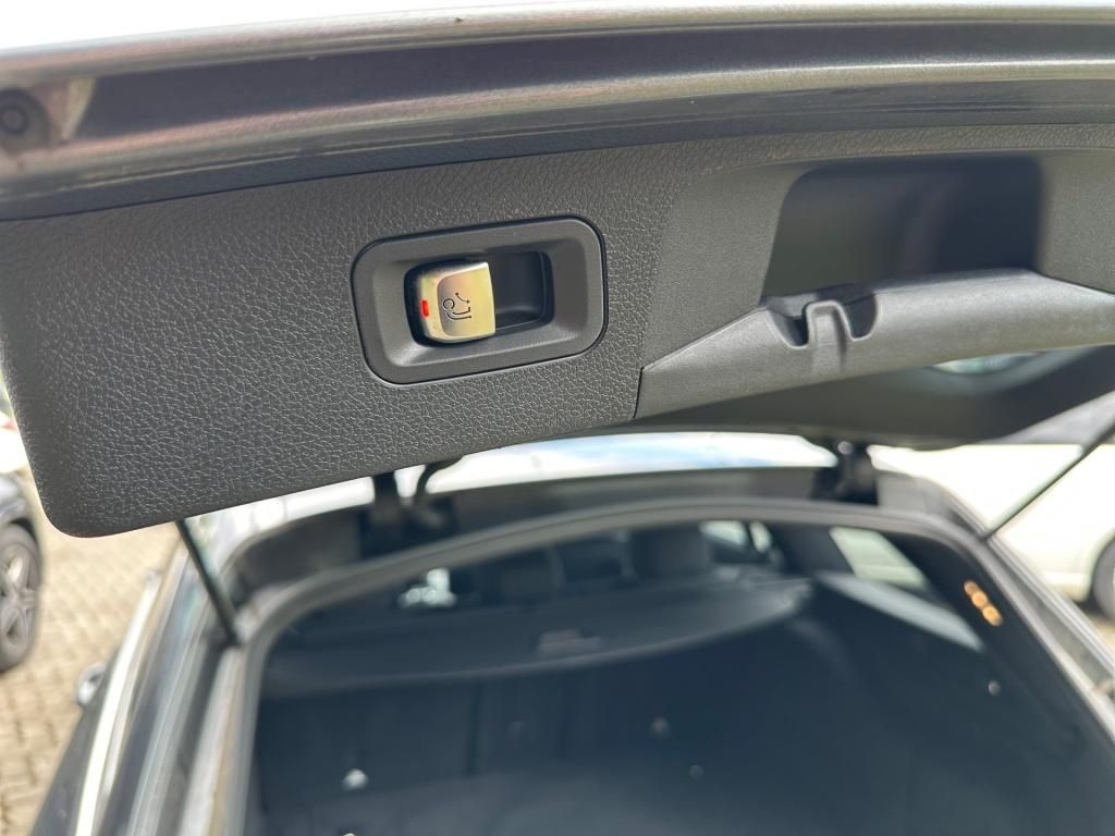 Fahrzeugabbildung Mercedes-Benz E300 dT AMG AHK Totwi. Ambie. LED SHZ Schiebe.