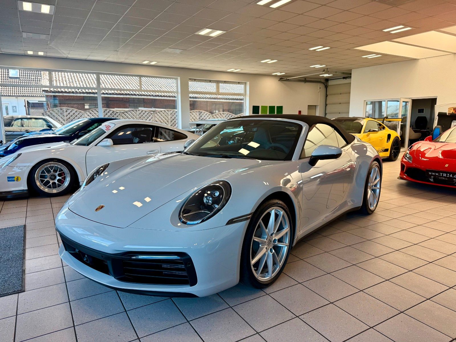 Fahrzeugabbildung Porsche 911 992 Carrera Cabrio Sportabgas/ACC/18-Wege