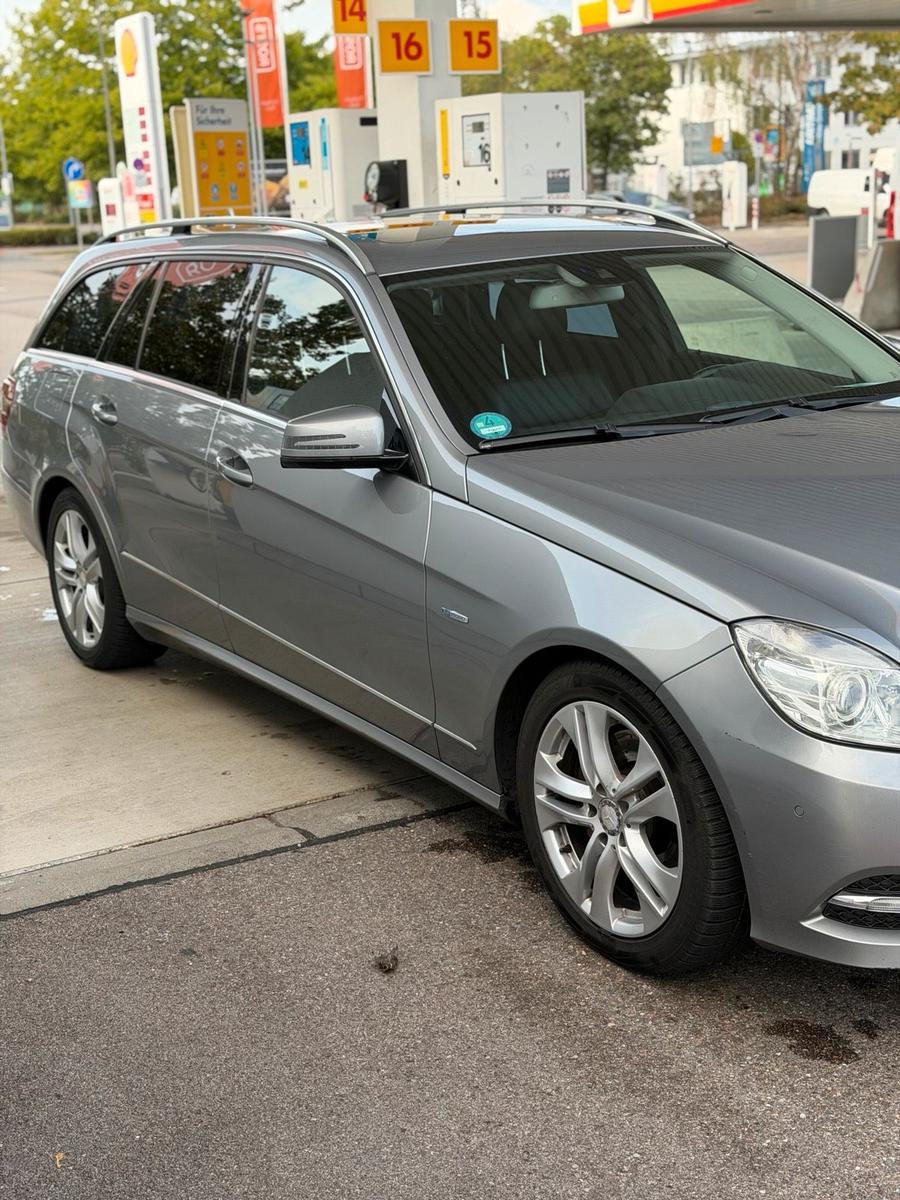 Mercedes-Benz E350 2011 — rear view