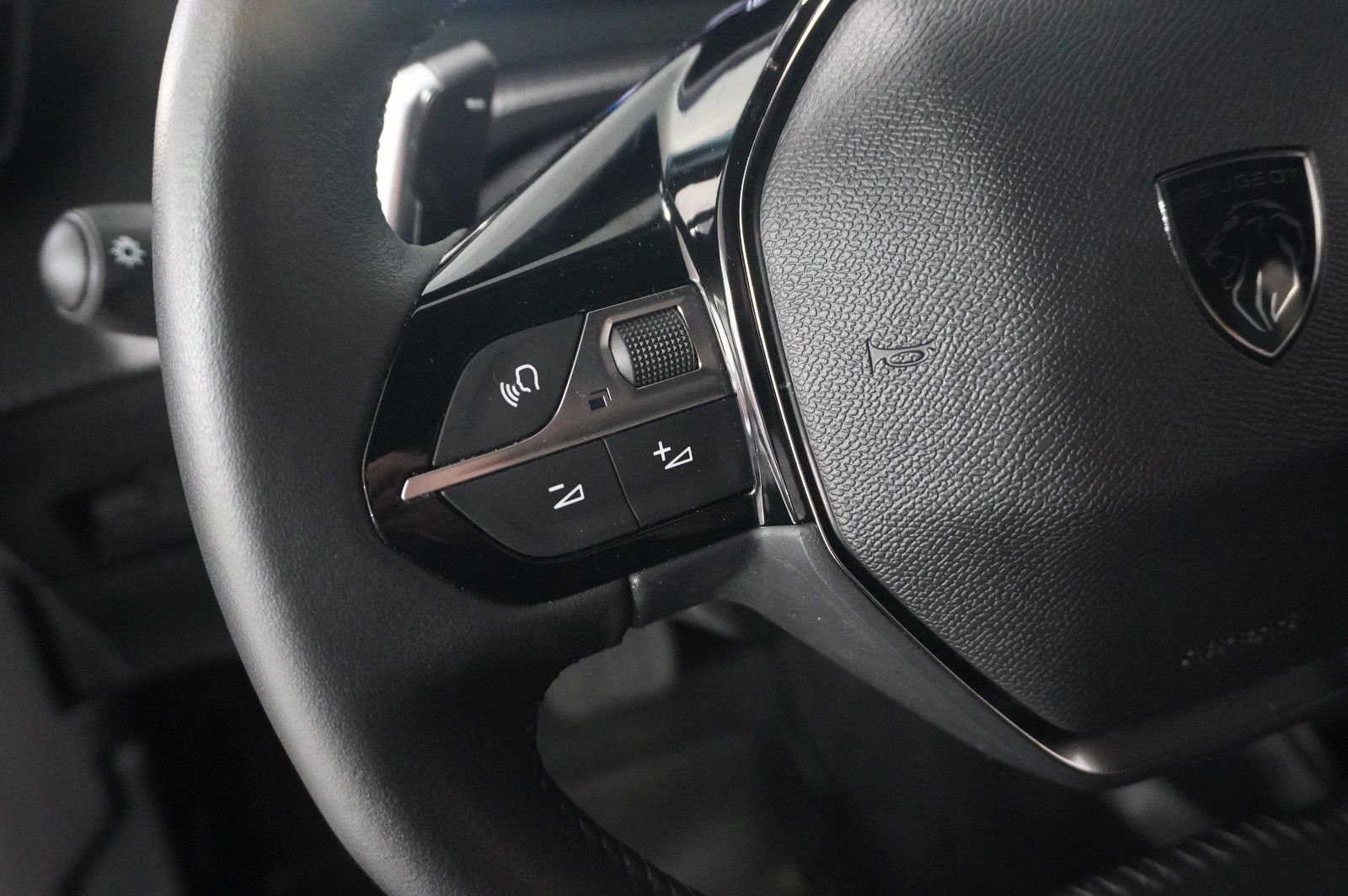 Fahrzeugabbildung Peugeot 2008 1.2 HYBRID ALLURE E-DSC NAVI/LED/SPORT/VIRT