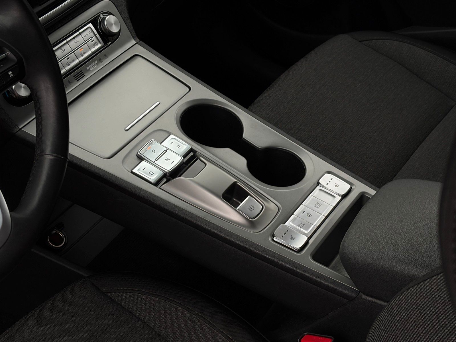 Fahrzeugabbildung Hyundai KONA E Select SHZ LHZ PDC CarPlay ACC Navi LKA