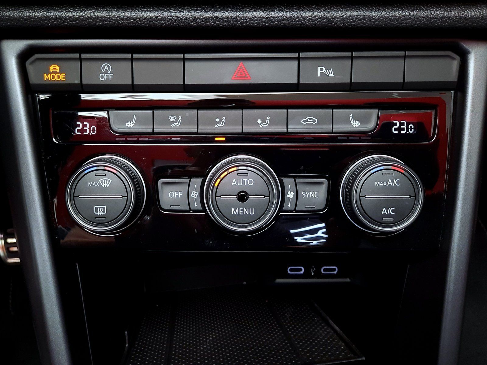 Fahrzeugabbildung Volkswagen T-Roc Cabrio R-Line TSI *AHK*Navi*PDC*ACC*LED*