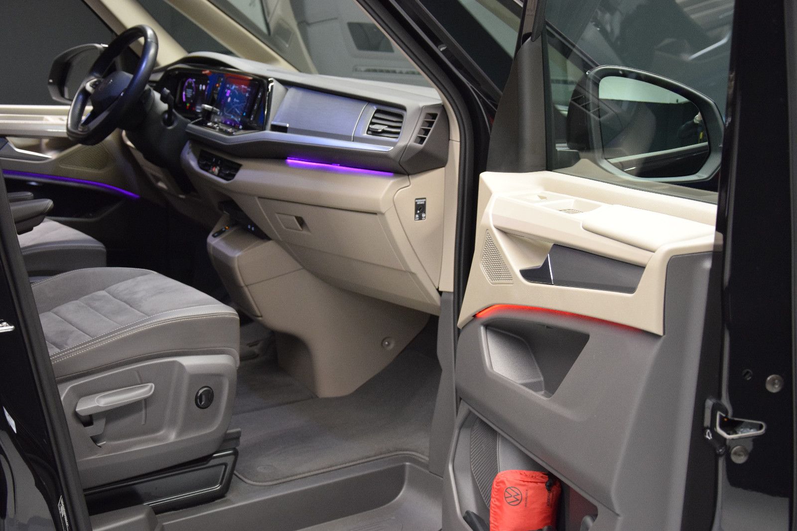 Fahrzeugabbildung Volkswagen T7 Multivan Pano ACC AHK DCC HK HuD 3-Zonen