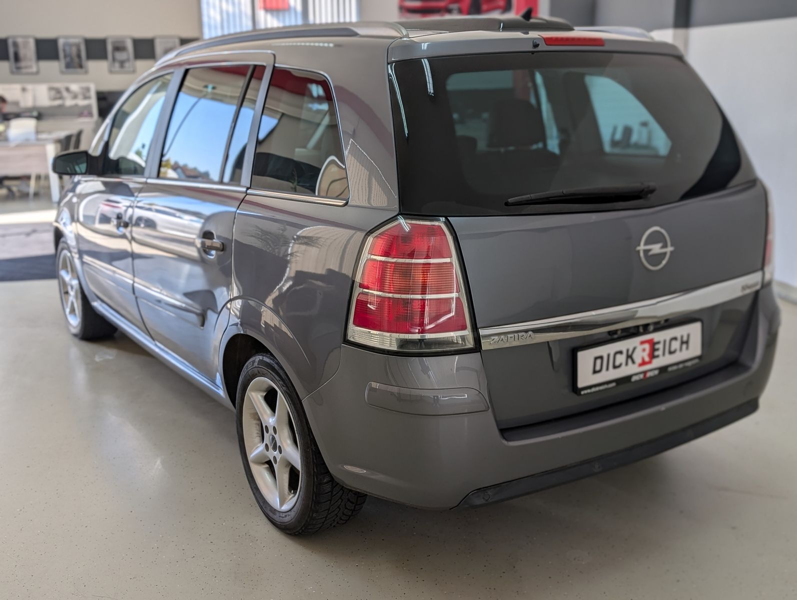 Fahrzeugabbildung Opel Zafira 2.2 Cosmo PANO 7S EURO4 GRÜN PLAK