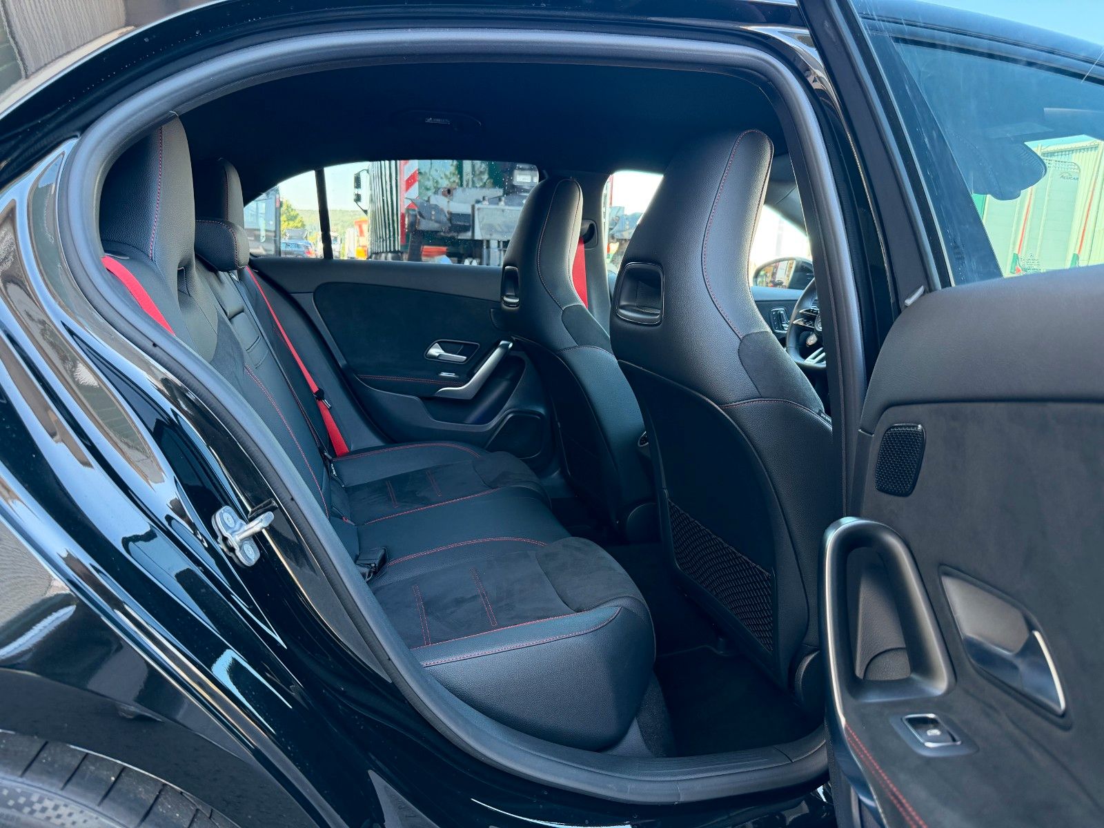 Fahrzeugabbildung Mercedes-Benz A 35 AMG 4Matic+Aero+StandH+360+MultiB+Memory