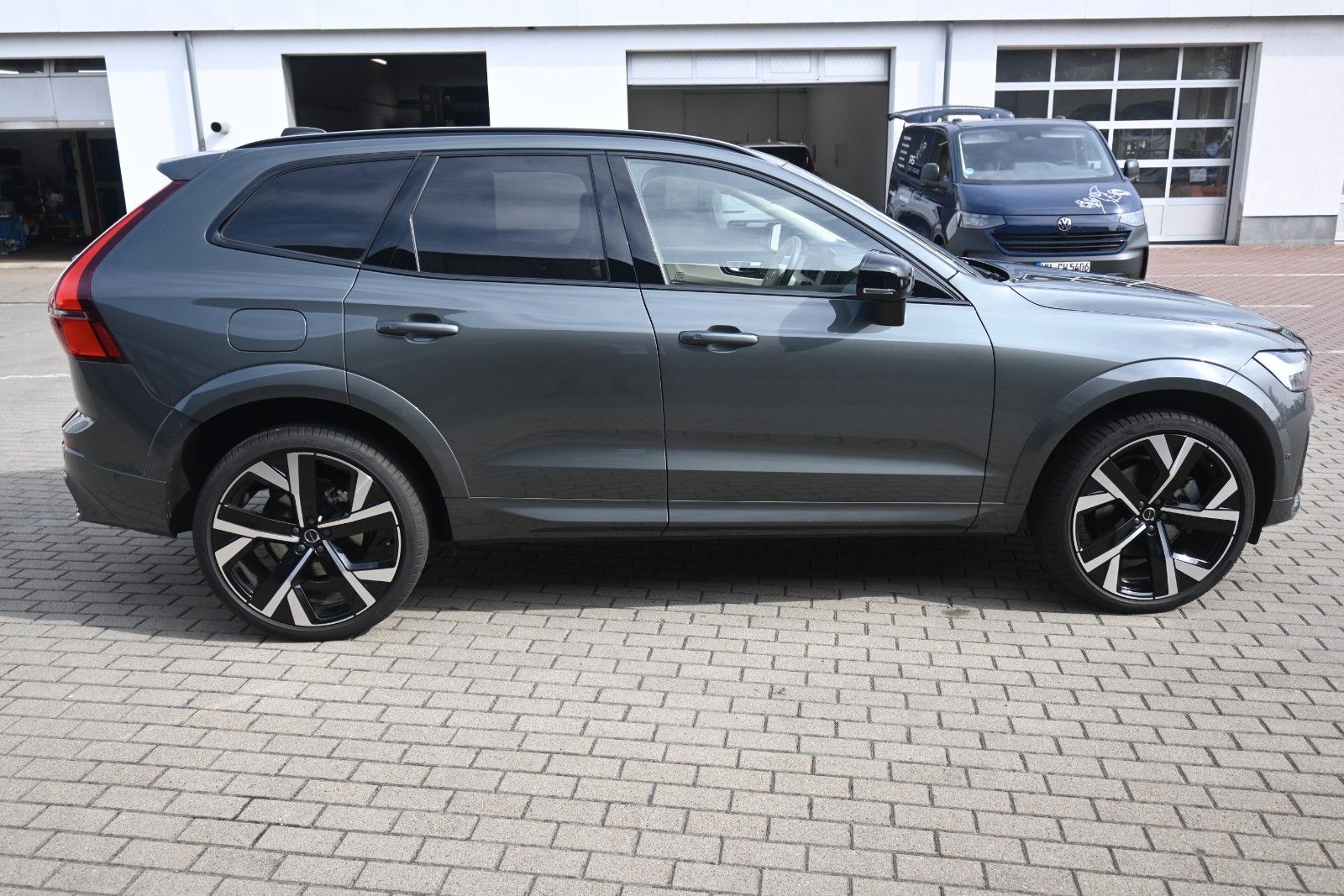 Fahrzeugabbildung Volvo XC60 B5 B  Ultra Dark AWD*B&W*PANO*LUFT*AHK*