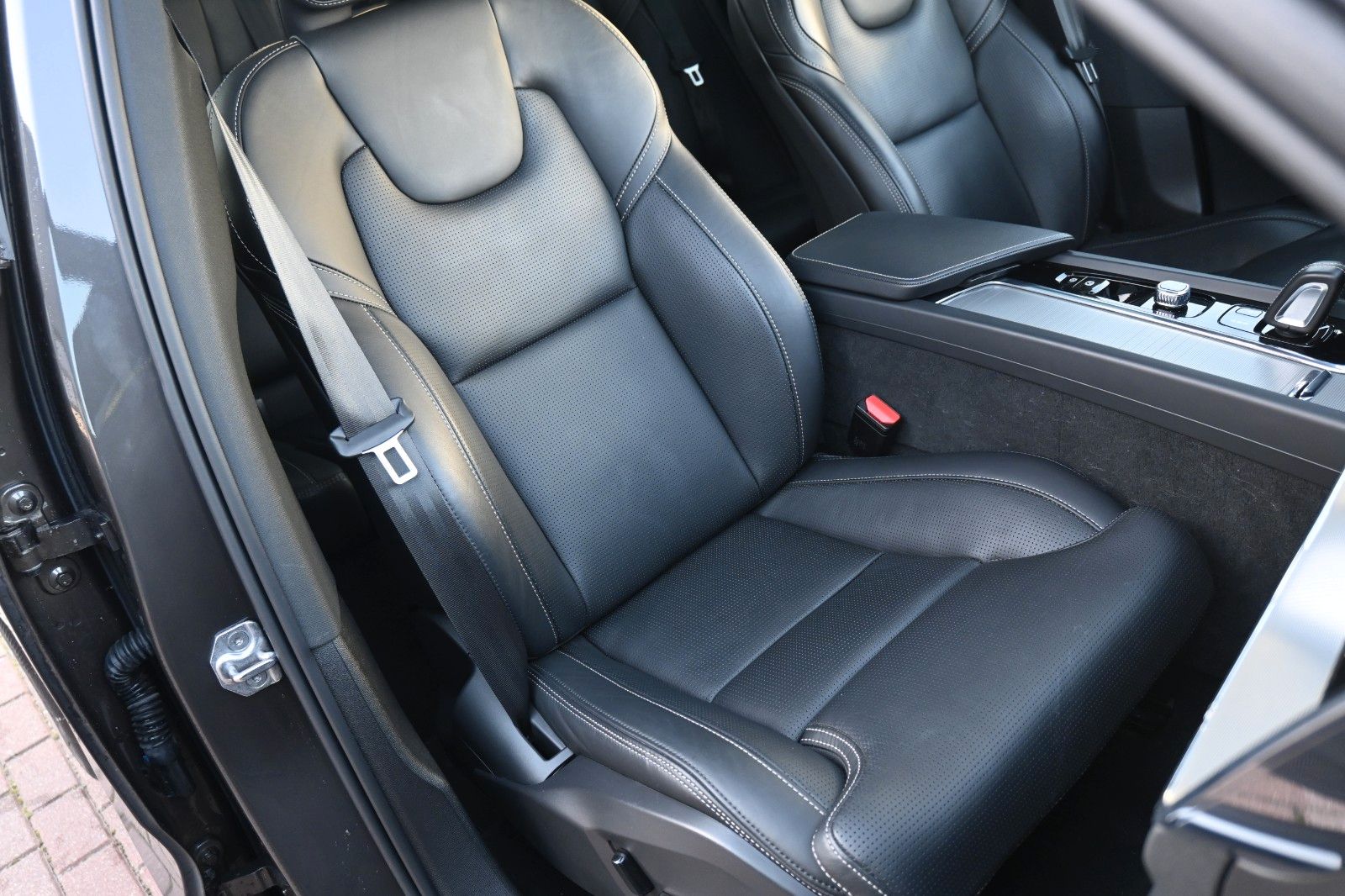 Fahrzeugabbildung Volvo XC60 T8 R-Design PHEV* AWD*AHK*NAV*ACC*PANO*