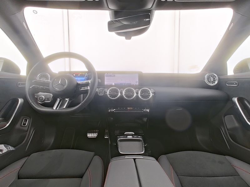 Fahrzeugabbildung Mercedes-Benz CLA 200 AMG*KEYLESS*KAM*AMBIENTEBEL*APPLE-CARPLA