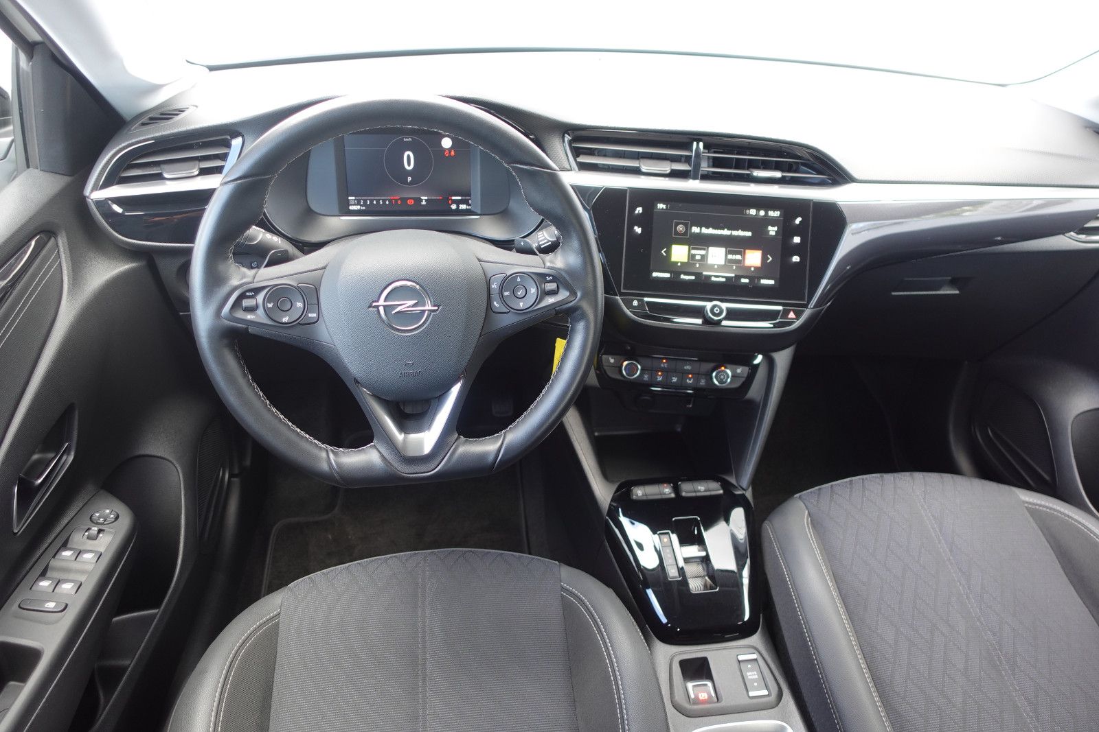 Fahrzeugabbildung Opel Corsa 1.2T Elegance Automatik Navi,Kamera,PDC,SH