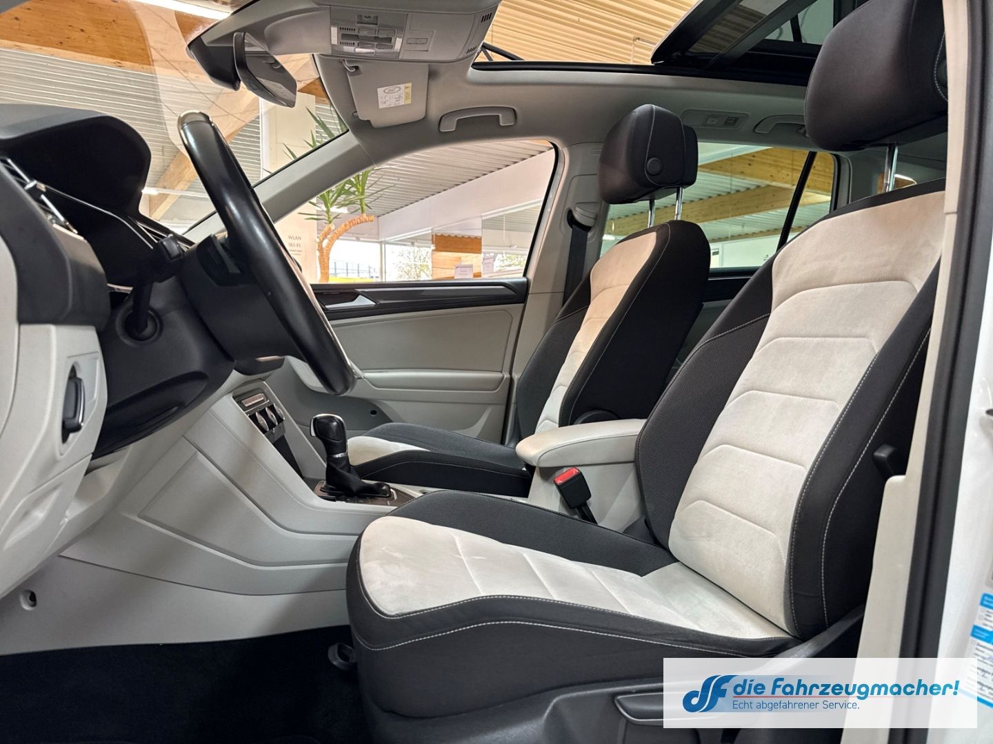 Fahrzeugabbildung Volkswagen Tiguan Highline BMT Start-Stopp El. Panodach Nav