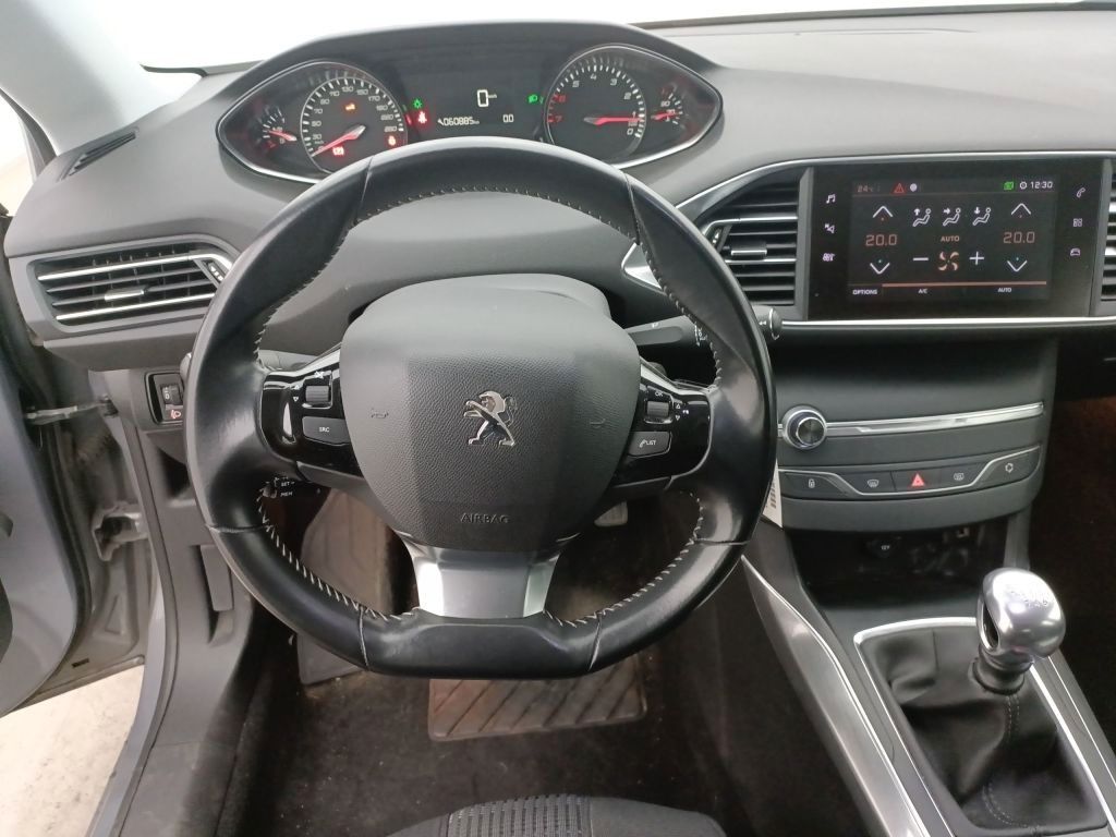 Fahrzeugabbildung Peugeot 308 Allure 1.2T NAVI/LED/PDC/TEMPOMAT