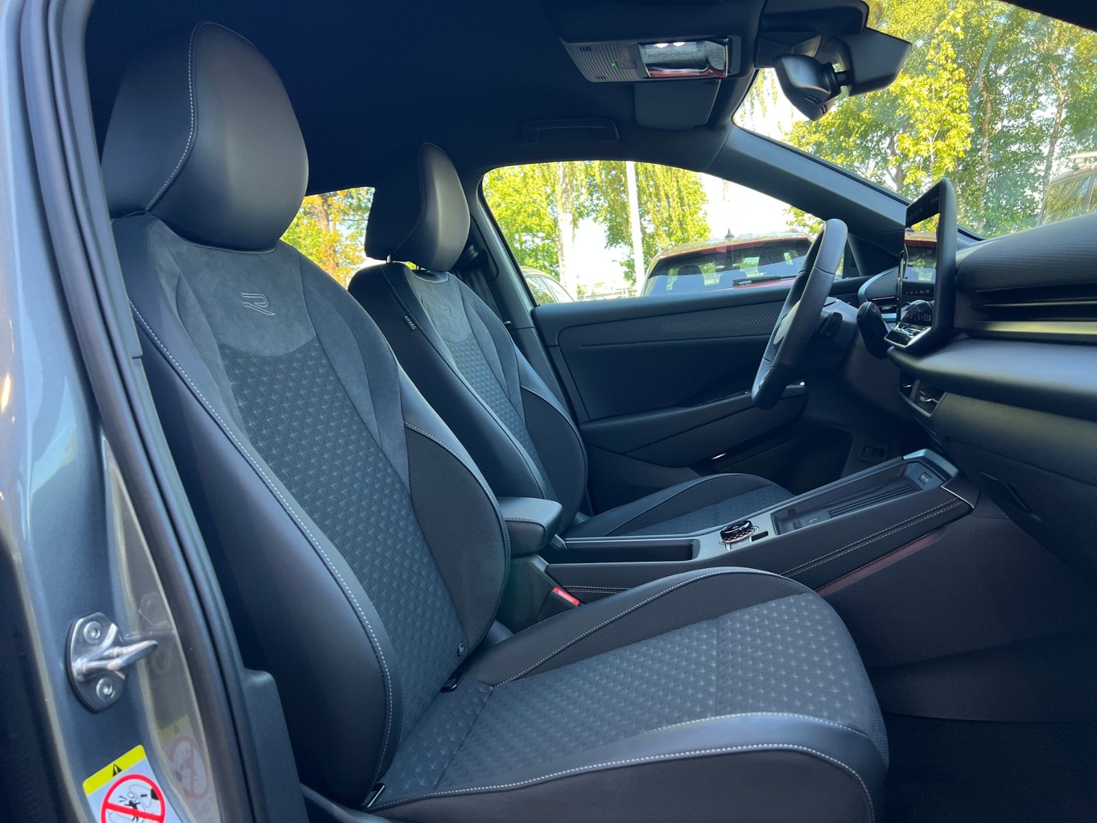 Fahrzeugabbildung Volkswagen T-Roc R-Line 1.5 eTSI DSG *BlackStyle,IQ-Light,N
