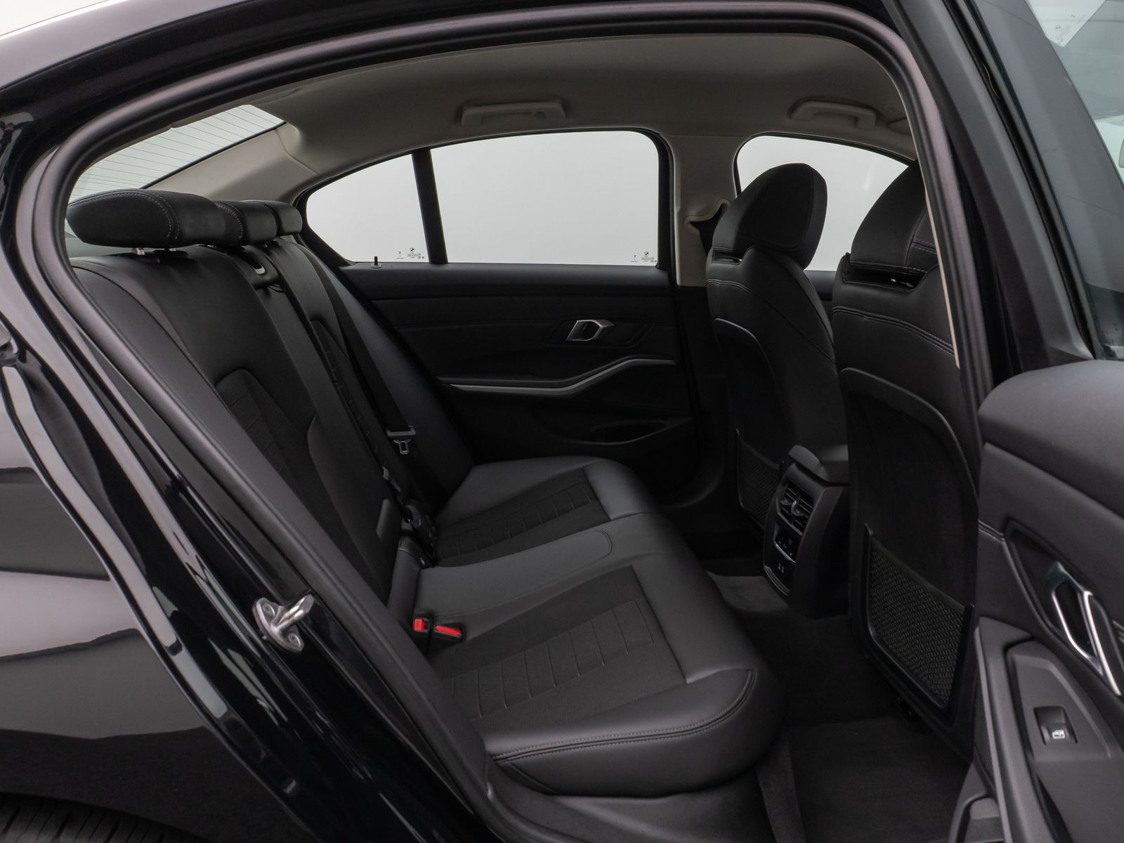 Fahrzeugabbildung BMW 320d Lim. DAB HUD CockPitPro Leder PDC Sport