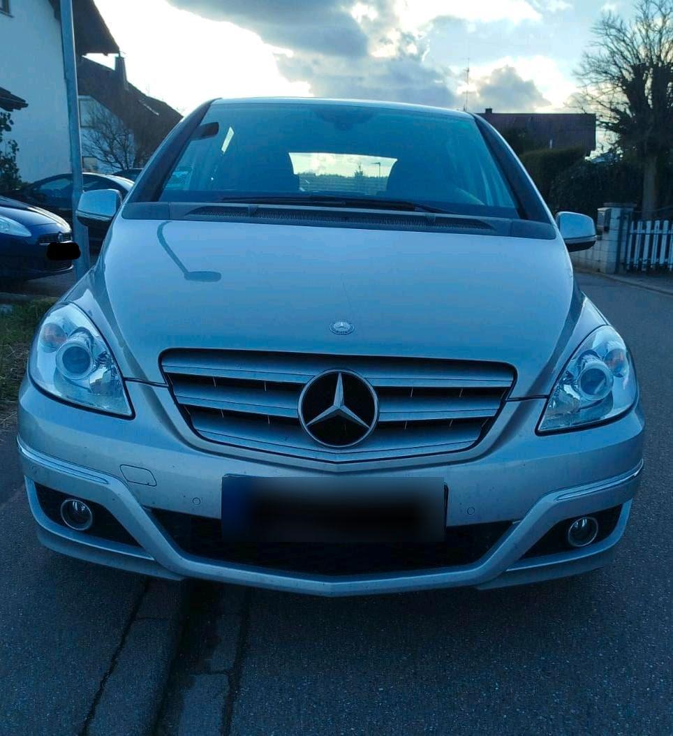 Mercedes-Benz B 180