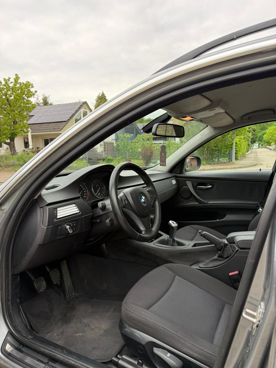 BMW 318 2009 — photo 15