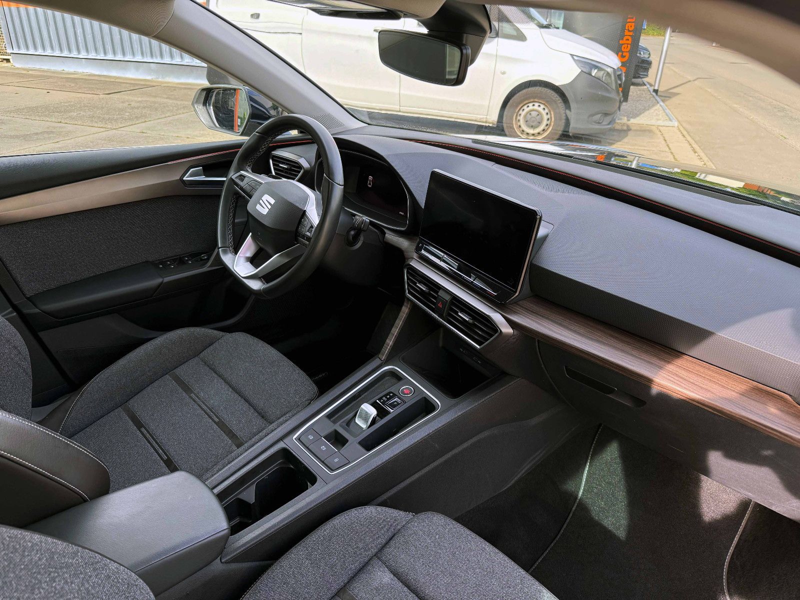 Fahrzeugabbildung SEAT Leon Xcellence 1.5TSI LED ACC KAM PDC AHK SHZ BT