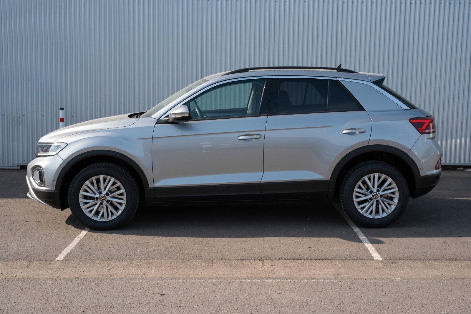 Fahrzeugabbildung Volkswagen T-ROC LIFE 1.5 TSI LED VIRTC LANE KAM DAB+ AHK