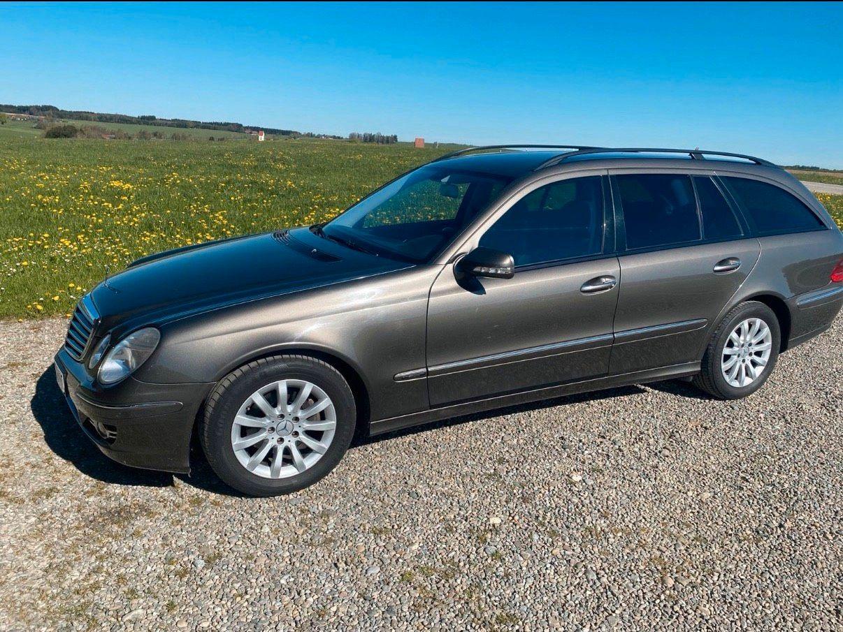 Mercedes-Benz E220 2007 — rear view