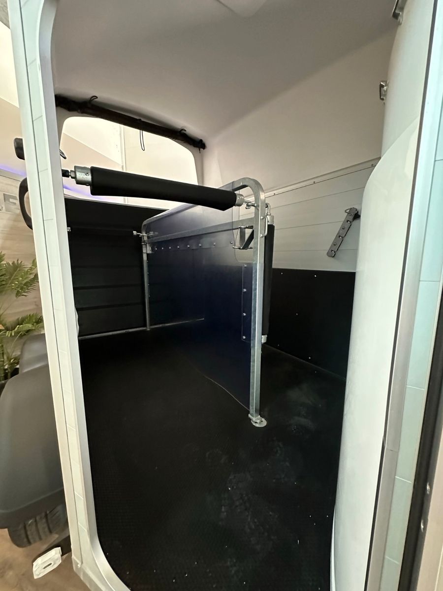 Fahrzeugabbildung Humbaur Xanthos Aero 2400 Black metallic --Lagerwagen--