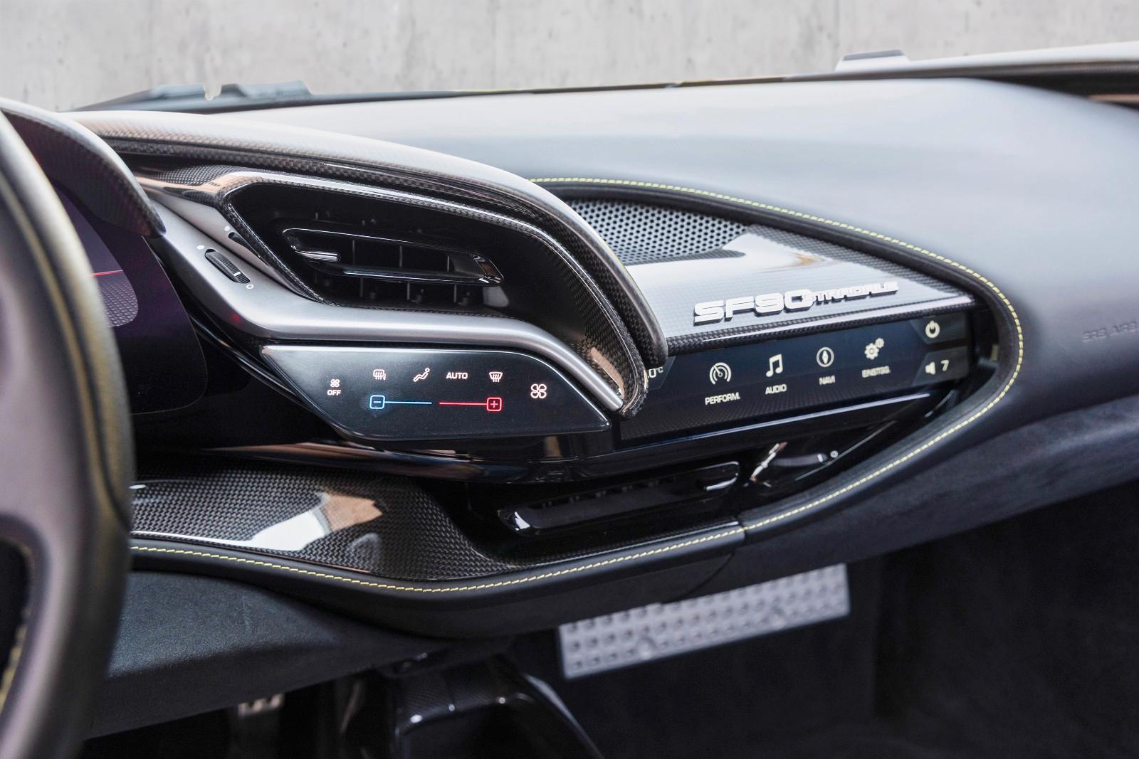 Ferrari SF90 Stradale ASSETTO*CARBON*KAMERA