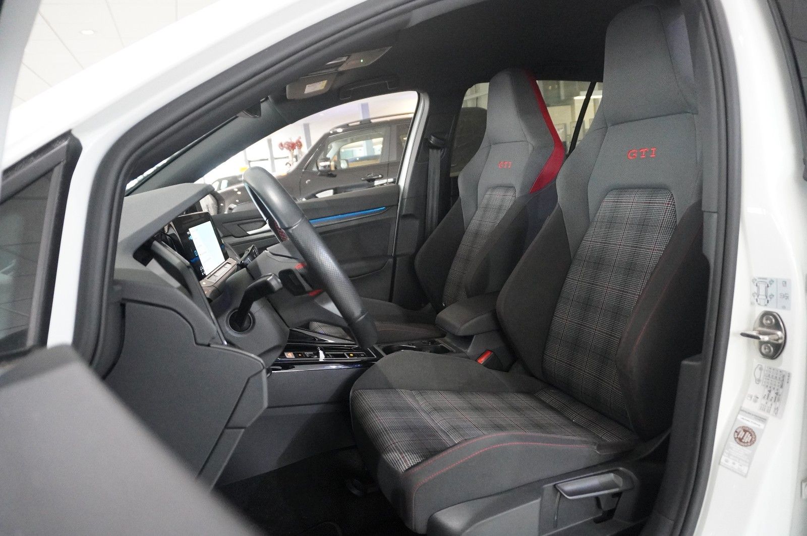 Fahrzeugabbildung Volkswagen Golf VIII Lim. 2.0 TSI GTI DSG NAVI/LED/KAMERA