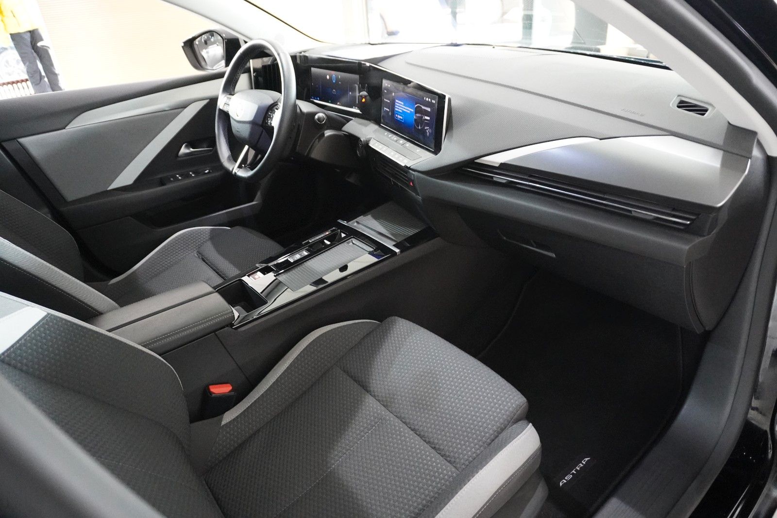 Fahrzeugabbildung Opel Astra L Lim. 1.6 HYBRID EDITION NAVI/KAMERA/AHK