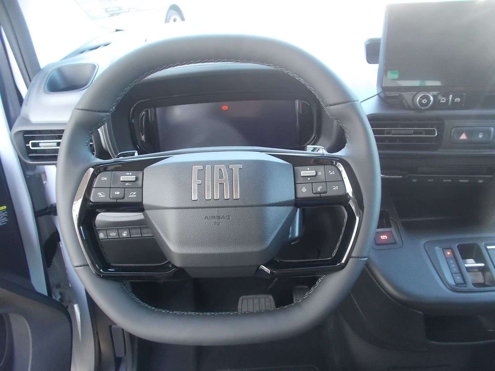 Fahrzeugabbildung Fiat Doblo Kombi 1.5 HDi 130 PS 7 Sitzer + Automatik