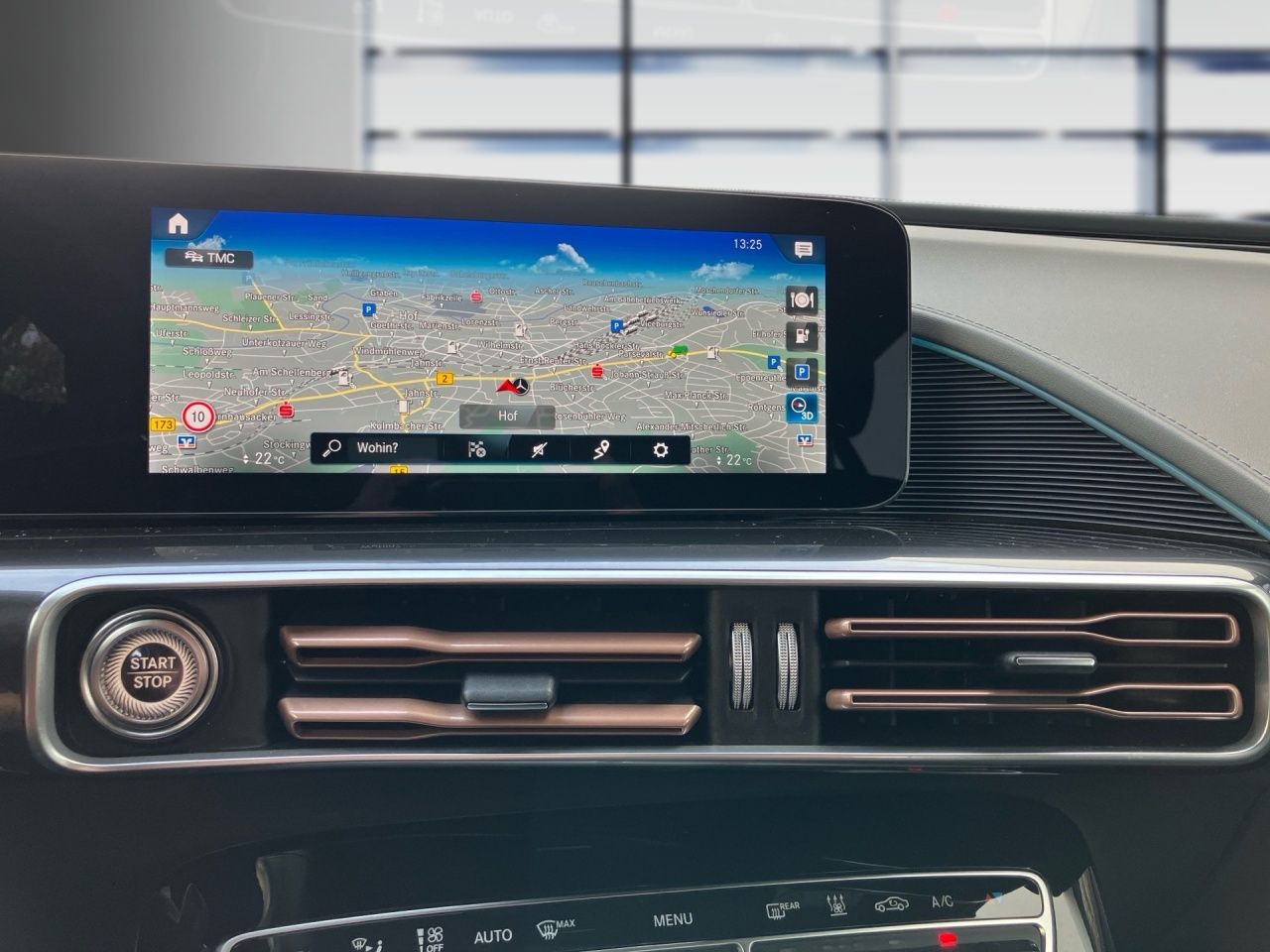Fahrzeugabbildung Mercedes-Benz EQC 400 4M AMG+STNDHZ+MEMORY+MULTIB+AMBIENTE+++