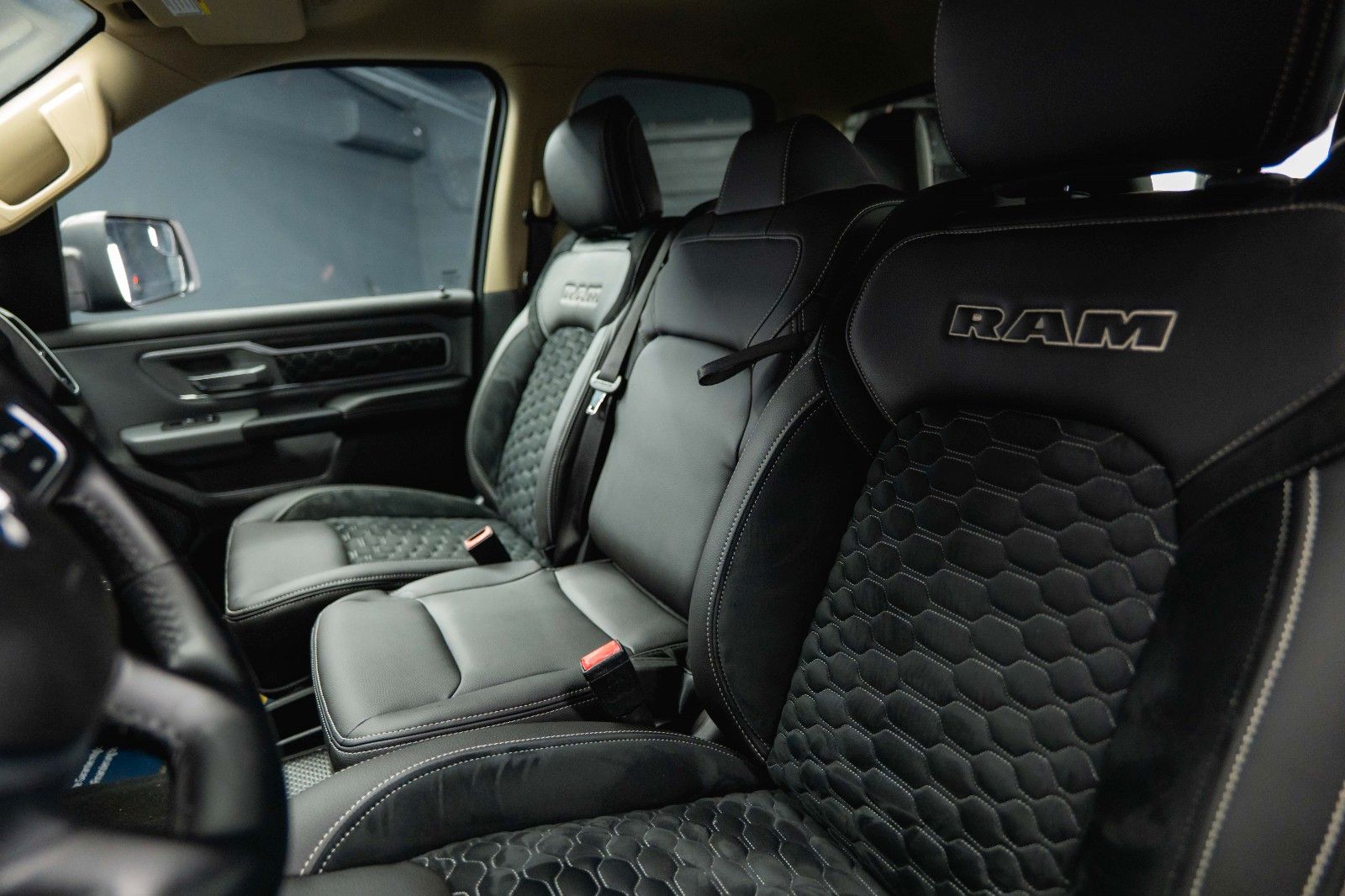 Fahrzeugabbildung Dodge RAM 5.7 V8 HEMI 4x4 OFFROAD LONGBED Limited LED