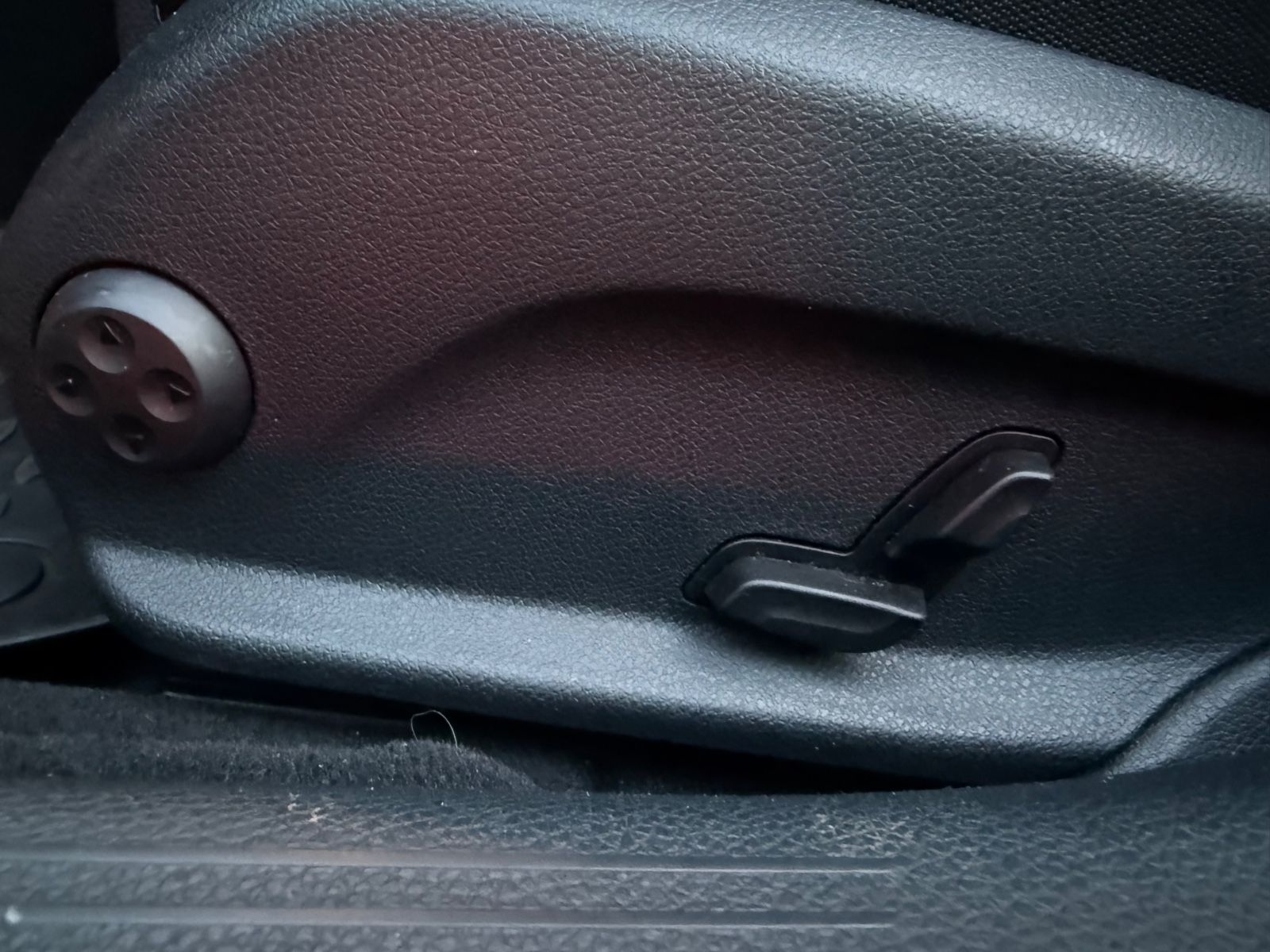 Fahrzeugabbildung Mercedes-Benz C 200 AMG Line Autom.Leder/R-Kamera/LED/Garantie