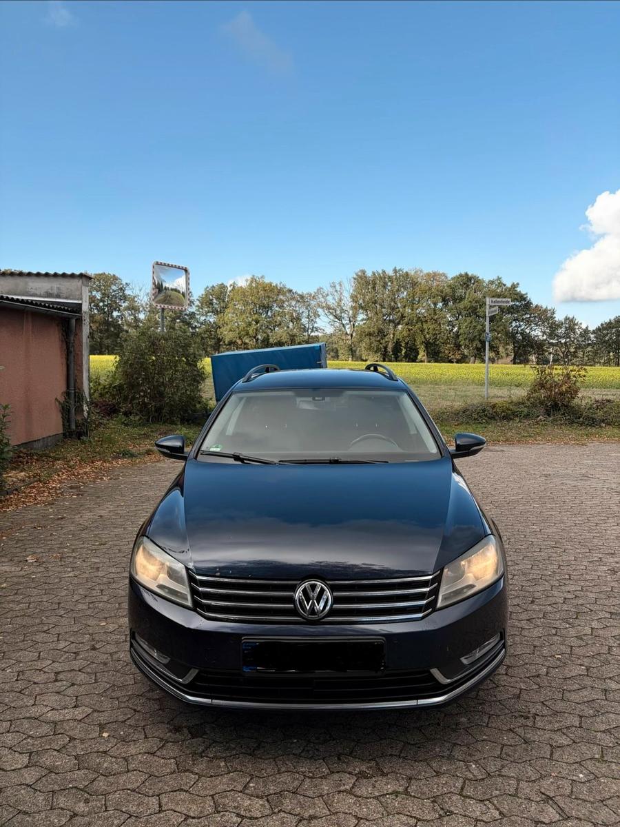 Volkswagen Passat 2011 — салон