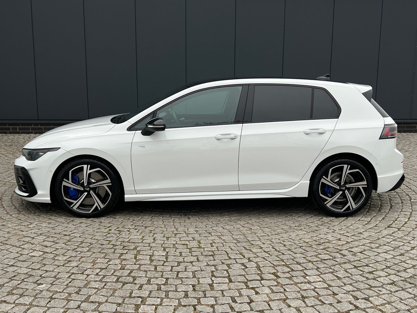Fahrzeugabbildung Volkswagen Golf VIII R 2.0 TSI DSG 4MOTION *IQ.Light, Black