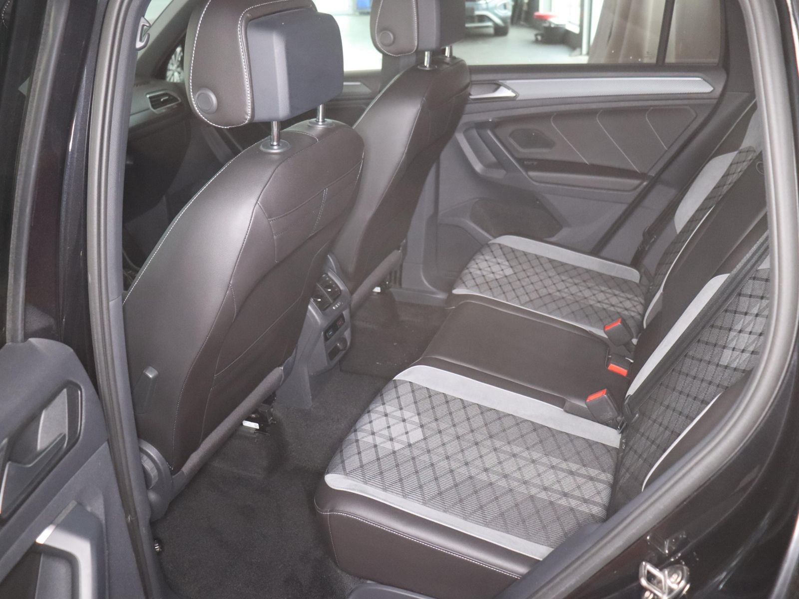 Volkswagen Tiguan R-Line Black Style 2.0TDI DSG 356,-ohne A foto 14
