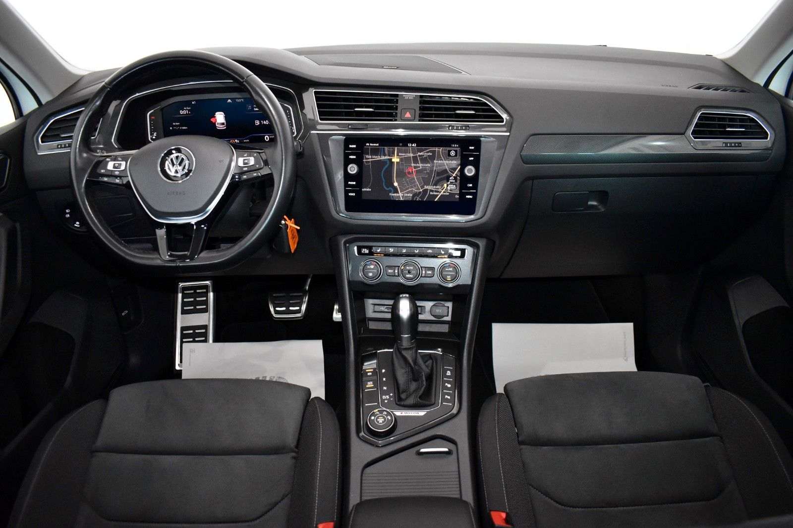 Fahrzeugabbildung Volkswagen Tiguan Highline/R Line 4M,Navi,Kamera,AHK,ACC+WR