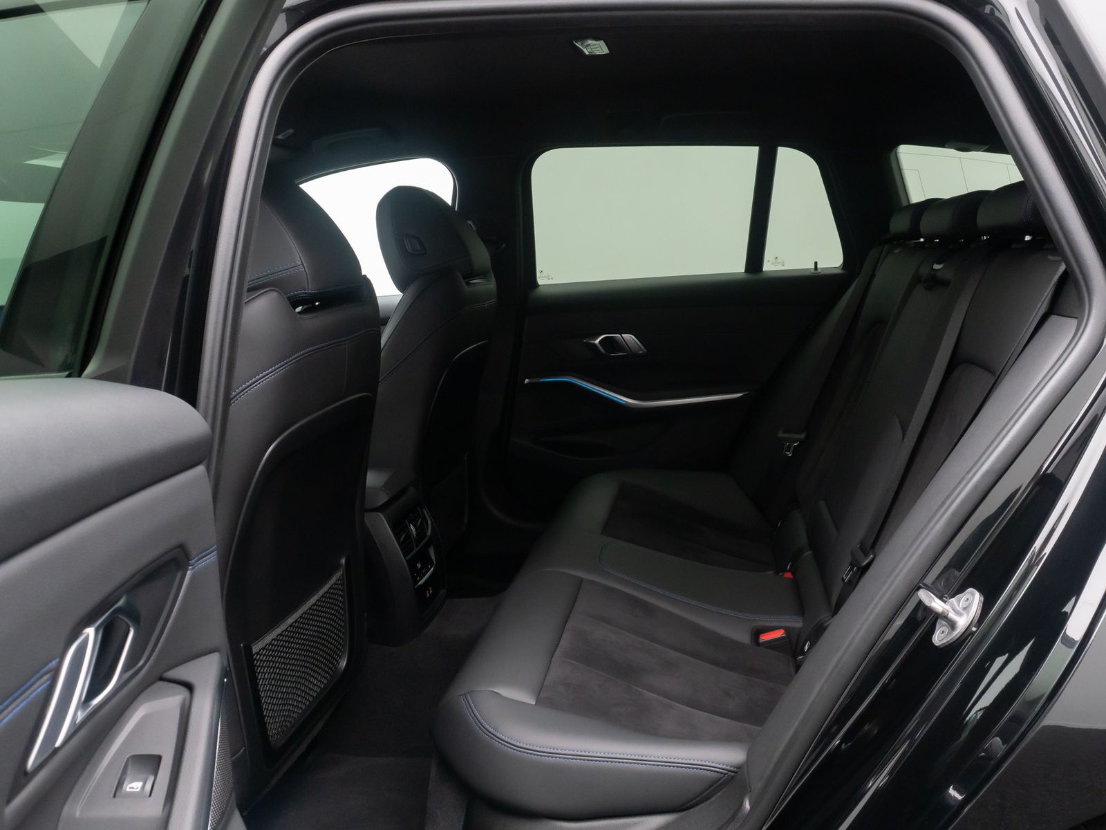 Fahrzeugabbildung BMW 330e xD M Sport HUD DAB Kamera Komfort 18Zoll