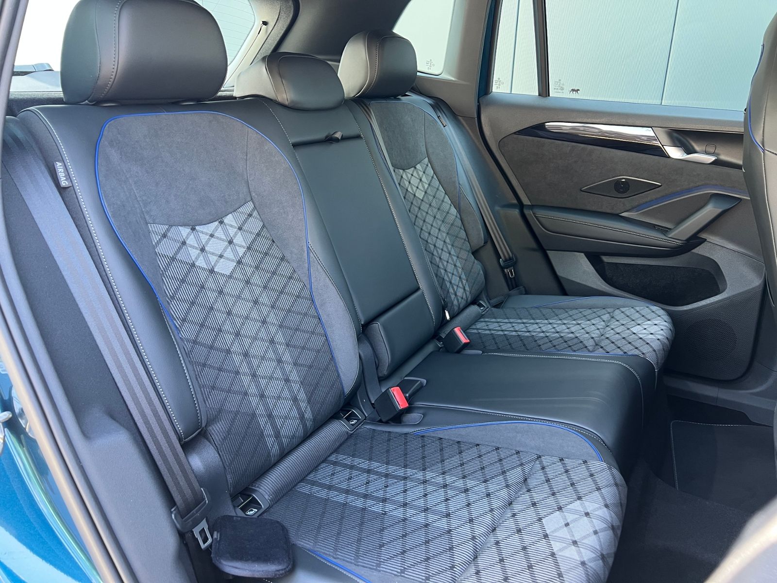 Fahrzeugabbildung Volkswagen Tiguan R-Line 1.5 eTSI DSG *AHK, IQ.Light, ACC,