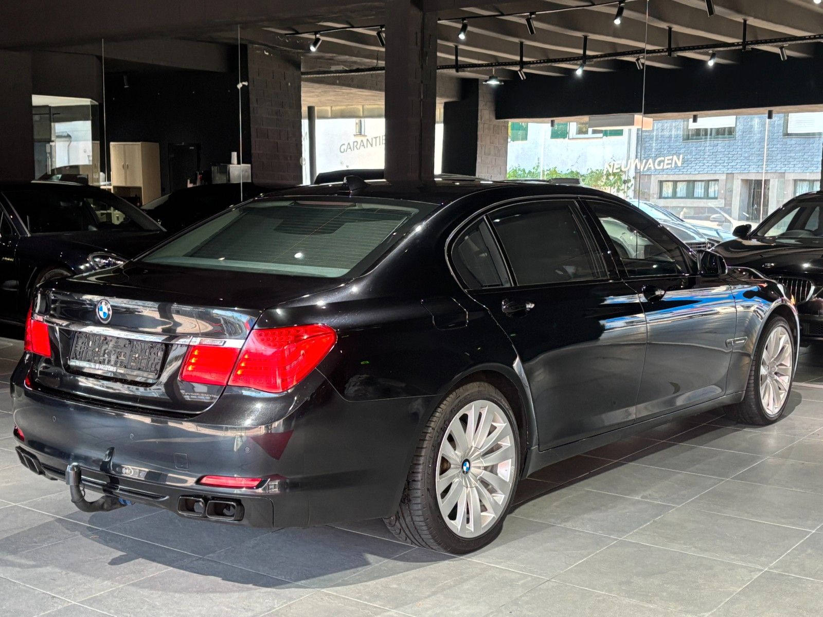 Fahrzeugabbildung BMW 760i L V12/MASSAGE/MEMORY/HUD/SCHIEBEDACH/KAMERA