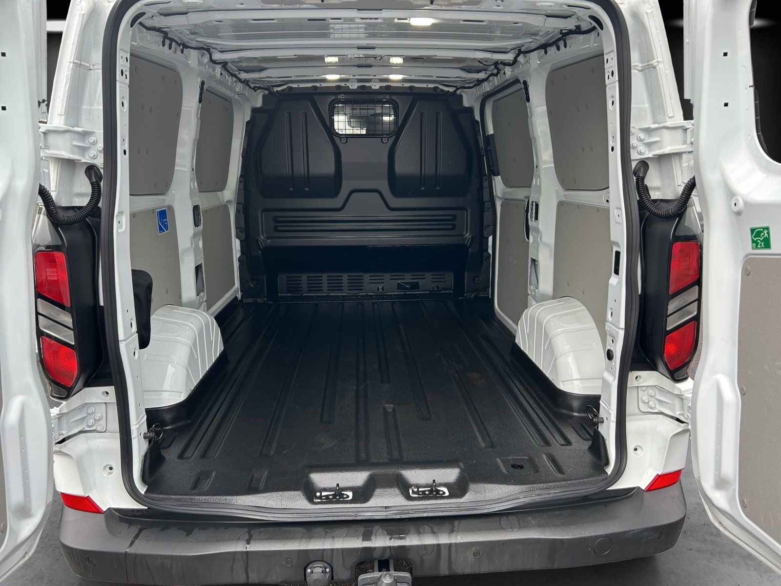 Fahrzeugabbildung Ford Transit Custom 320L1 AHK Klima LED GJR PDC