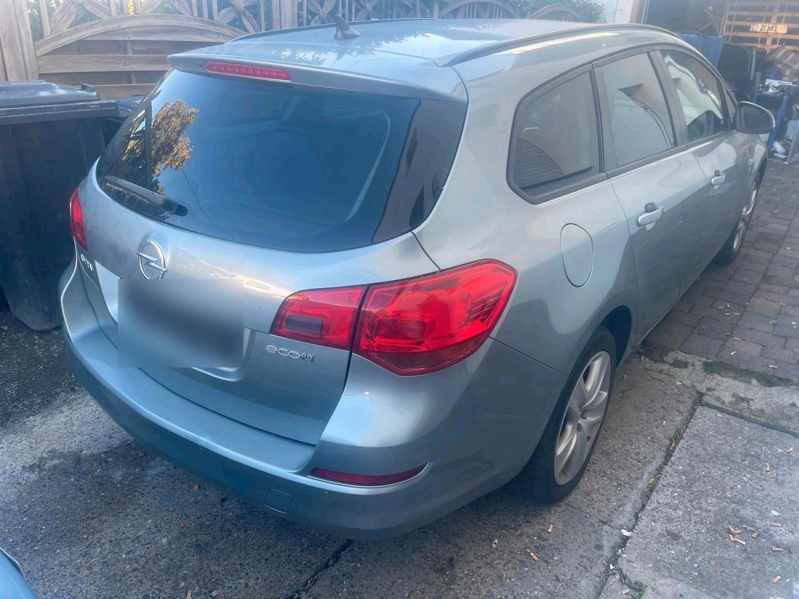 Opel Astra 2012 — photo 5