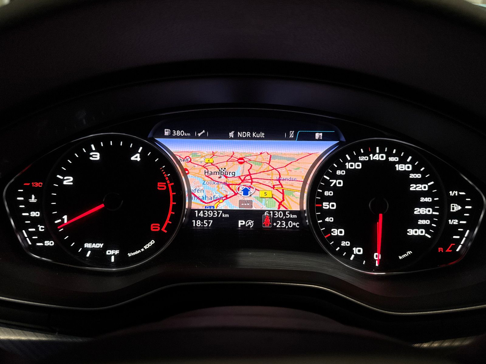 Fahrzeugabbildung Audi A4 Avant DESIGN S-TRONIC PANO STHD AHK LEDER