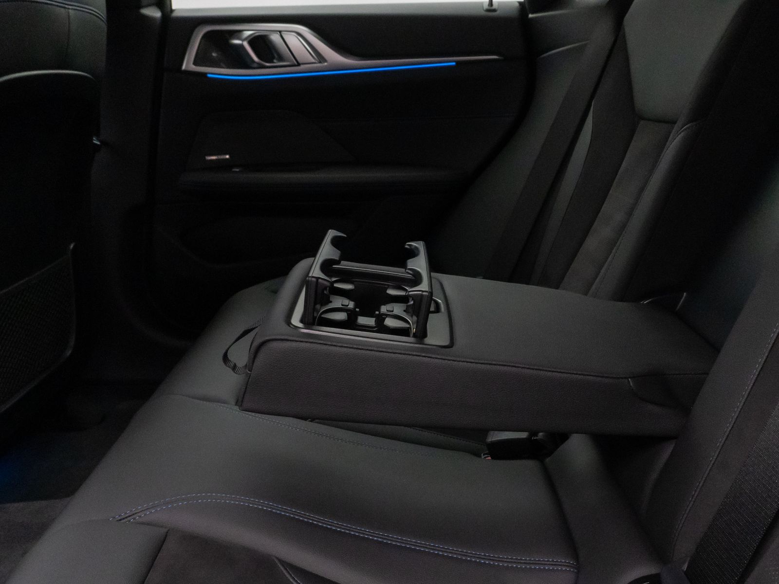 Fahrzeugabbildung BMW i4 eD40 M Sport Kamera DAB H/K Komfort 18Zoll