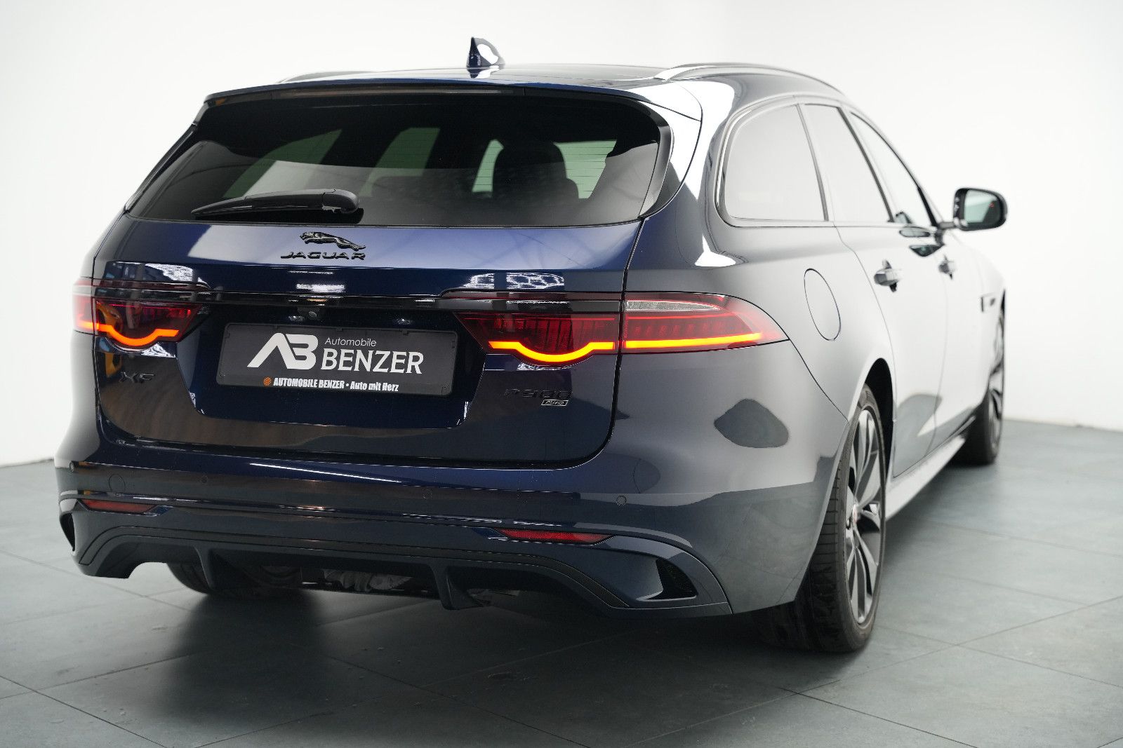 Fahrzeugabbildung Jaguar XF Sportbrake R-Dynamic SE AWD/PANO/KAM/MERIDIAN