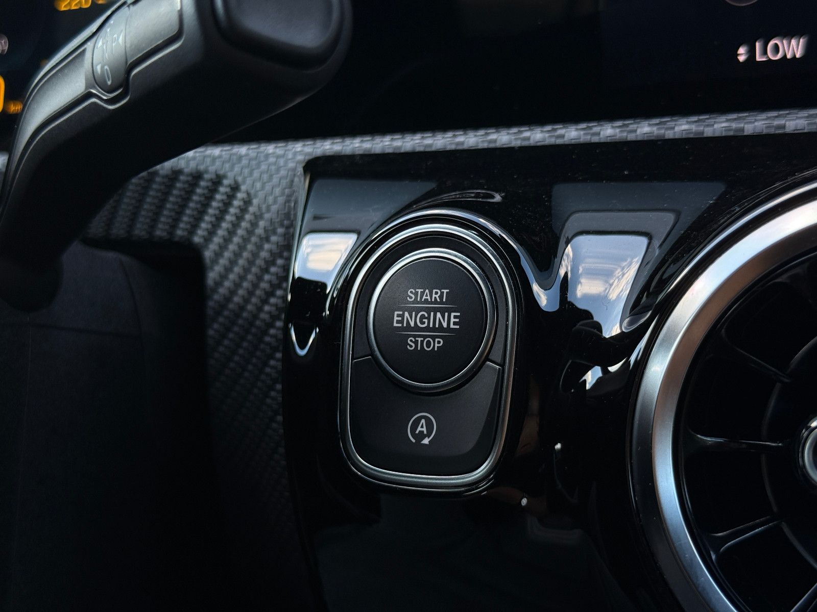 Fahrzeugabbildung Mercedes-Benz A 180d Advanced Aut LED SHZ Navi Kamera T-Leder