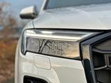 Audi Q7 55TFSI qu S LINE BLACK HUD AHK PANO 7-SITZER - Audi Q7: Weiß