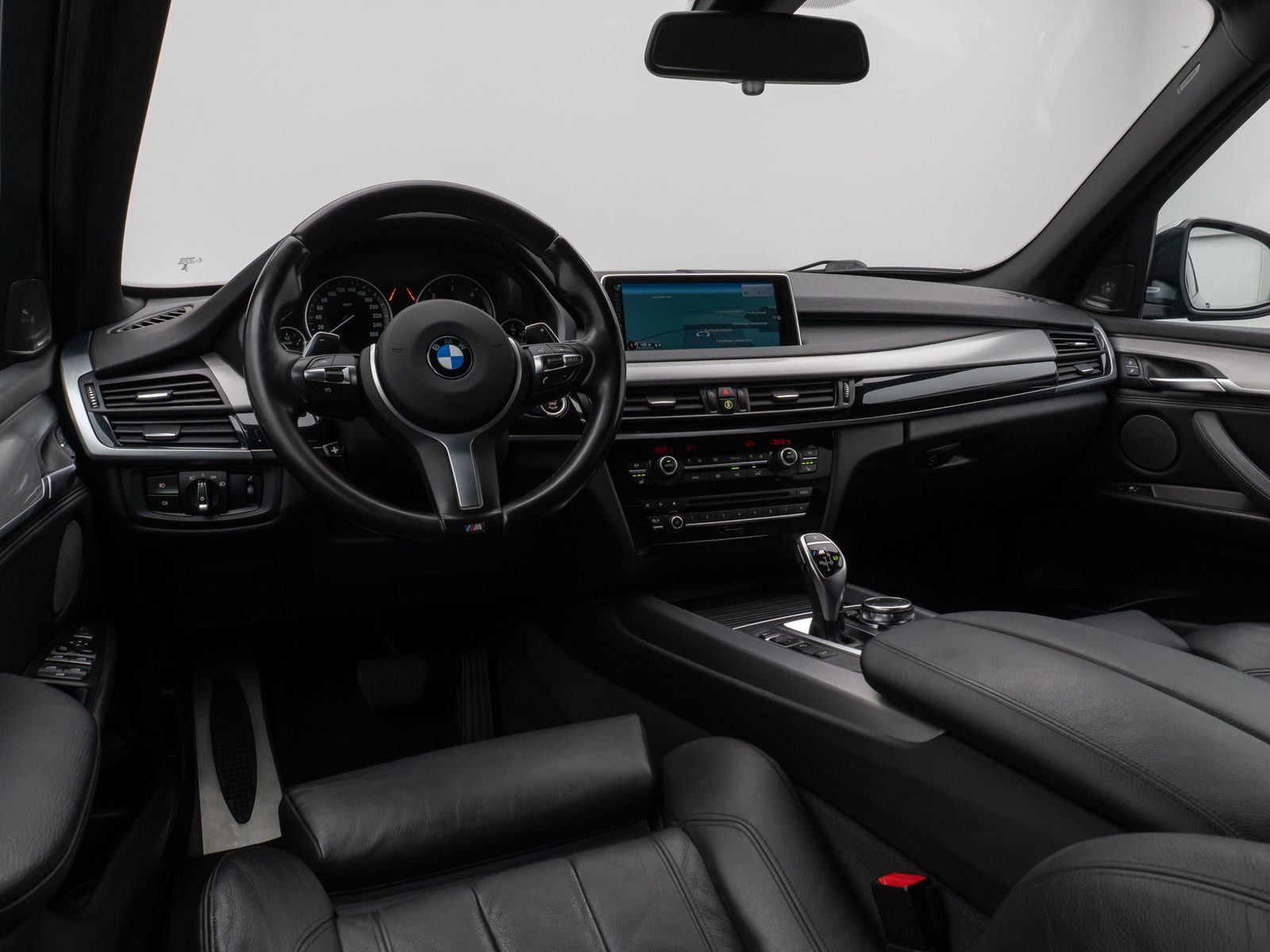 Fahrzeugabbildung BMW X5 M50d Kamera H/K NaviPro Xenon AHK Alarm