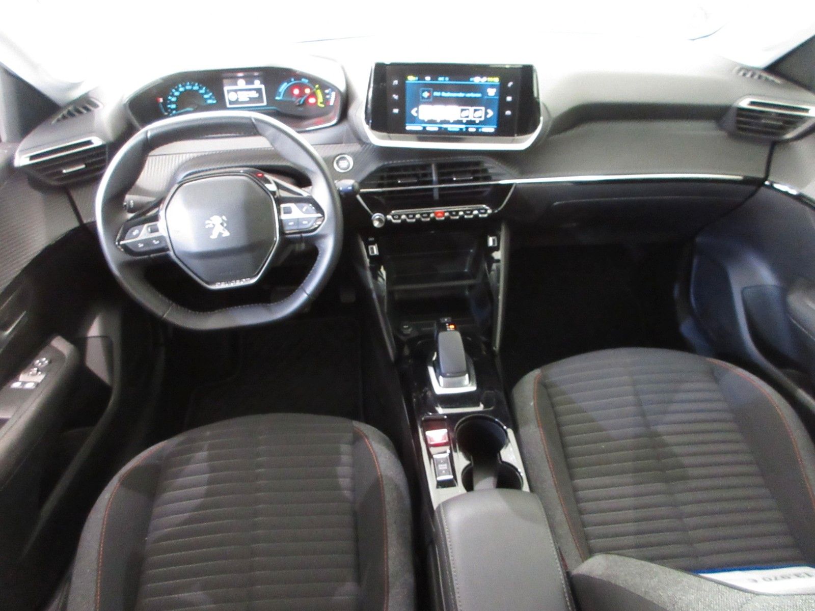 Fahrzeugabbildung Peugeot e-208 Active LED/PDC/TEMPOMAT