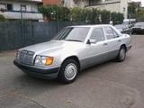 Mercedes-Benz E 230  Aut. SD - silberne Mercedes-Benz E 230