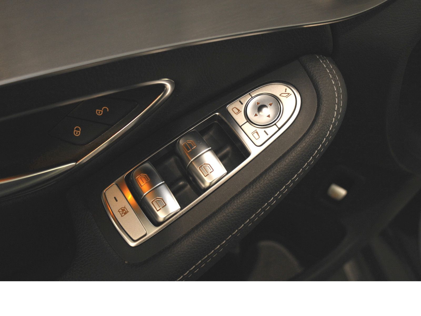 Fahrzeugabbildung Mercedes-Benz C 180 AMG Automatik *Night*LED*Navi*Kamera+PTS